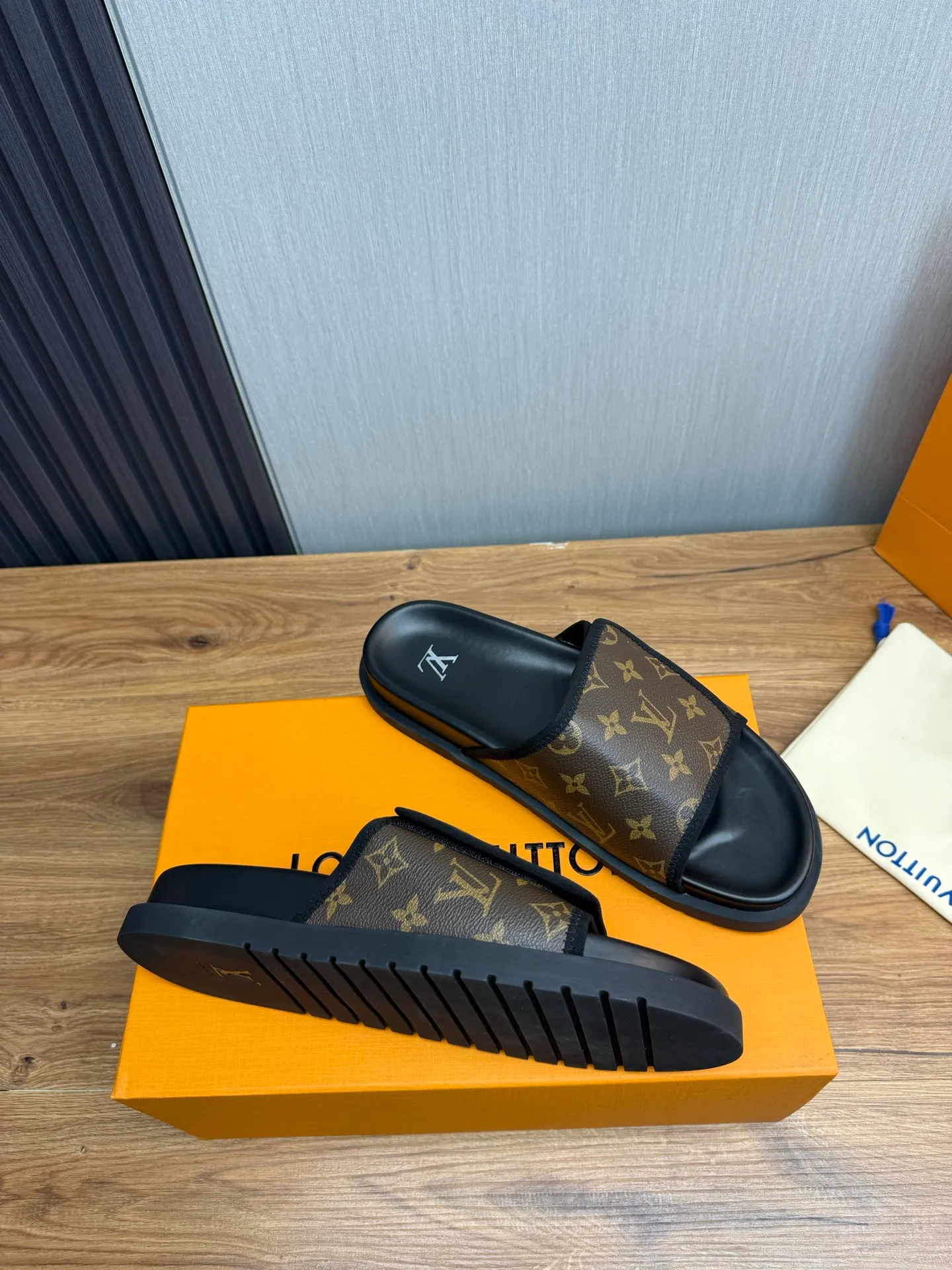Men's shoes 💰340💰 ▪️LV's popular Little Red Book popular slippers hot sale: 1 shipment✅ Super textured and comfortable slippers, original TPU outsole. Authentic counter box drawer box packaging 🎁Size 38-45